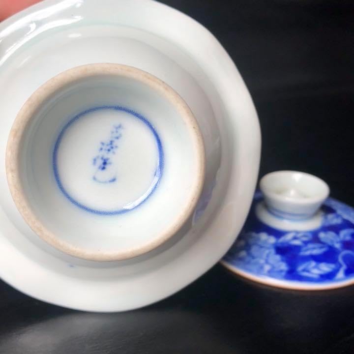 伊万里焼の作家物 波打ったフタ付きの陶器古美術品 デザート